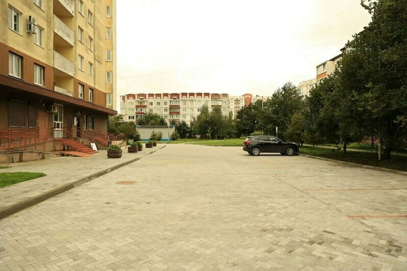 Двор вокруг дома на бульваре Ф. Лефорта, 12 - жителям была нужна только парковка | Фото: администрация Калининграда