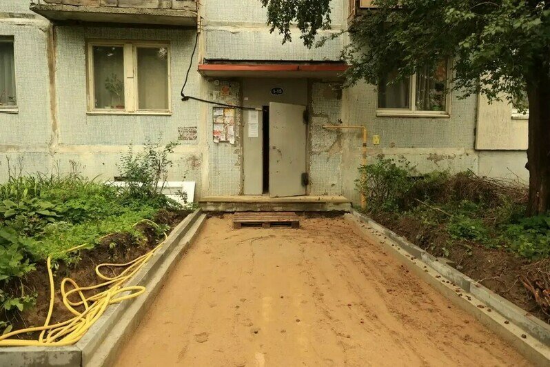 10 декабря по контракту благоустройство территории на улице Мира, д. 4-6 должно быть завершено. Сейчас там ведутся работы | Фото: администрация Калининграда