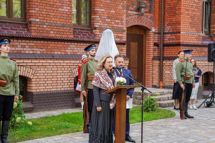 Анна Громова на торжественном открытии памятников в Гусеве | Фото: правительство Калининградской области