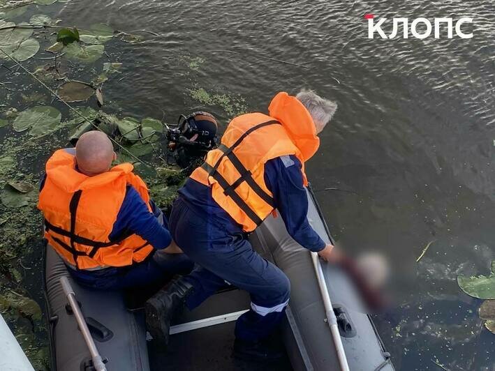 Водолаз достаёт тело калининградца | Фото: очевидец