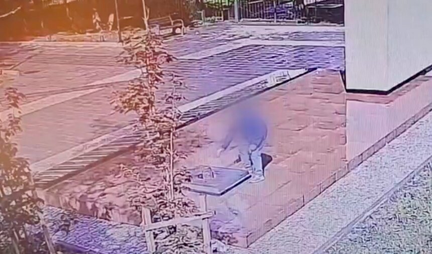 На кадрах видно, как человек сначала протягивает руку к огню, а потом начинает затягиваться | Фото: пресс-служба СУ СК России по Калининградской области