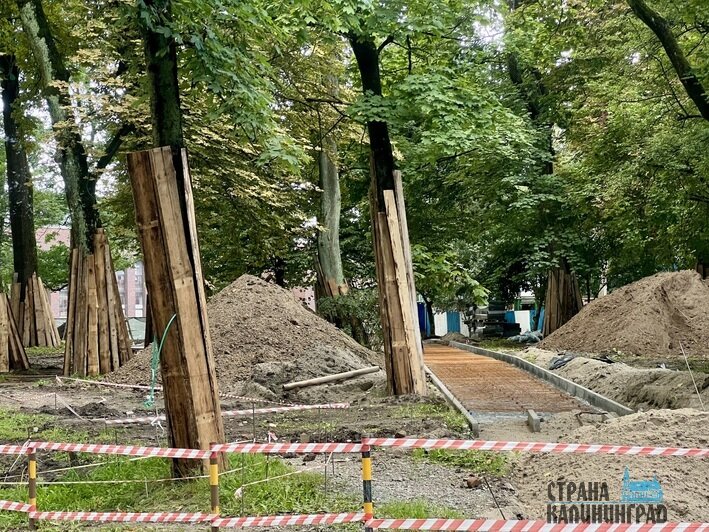На участке за торговым центром работает техника | Фото автора
