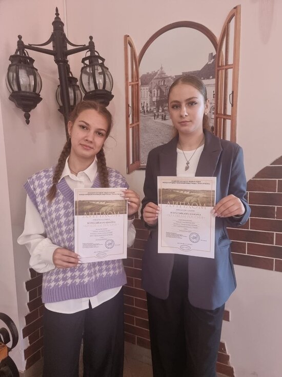 Призёры конкурса «Краеведы России» Яна Филатова и Милена Бециян | Фото: архив Озёрской школы