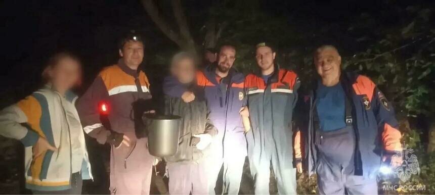 Под Зеленоградском спасатели два часа искали пенсионера, заблудившегося в лесу - Новости Калининграда | Фото: канал управления МЧС России по Калининградской области / Макс