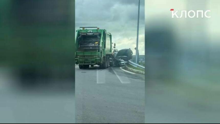 На съезде с Моспроспекта на Флотскую мусоровоз впечатал легковушку в отбойник (фото) - Новости Калининграда | Фото: очевидцы