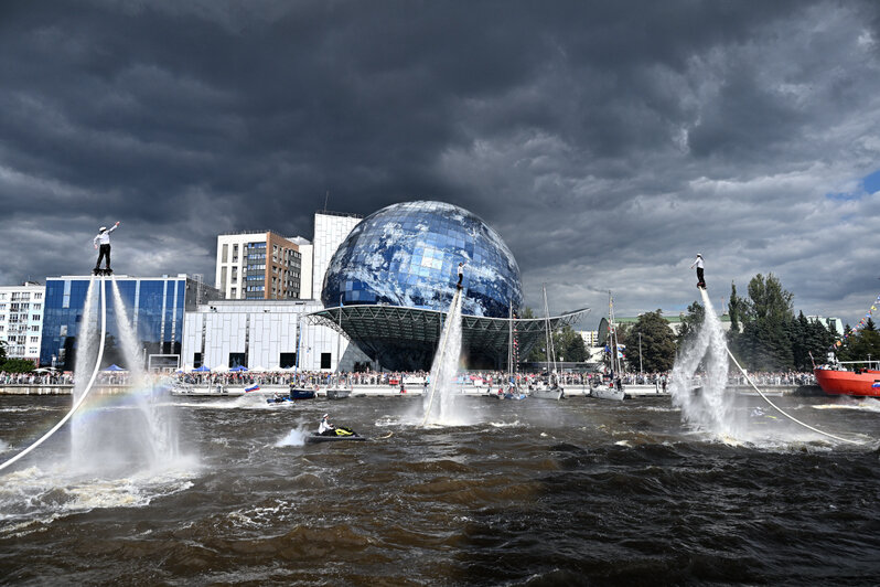 С морем брызг и парусами: как у Музея Мирового океана прошла «Водная ассамблея» (фоторепортаж) - Новости Калининграда | Фото: Александр Подгорчук / «Клопс»