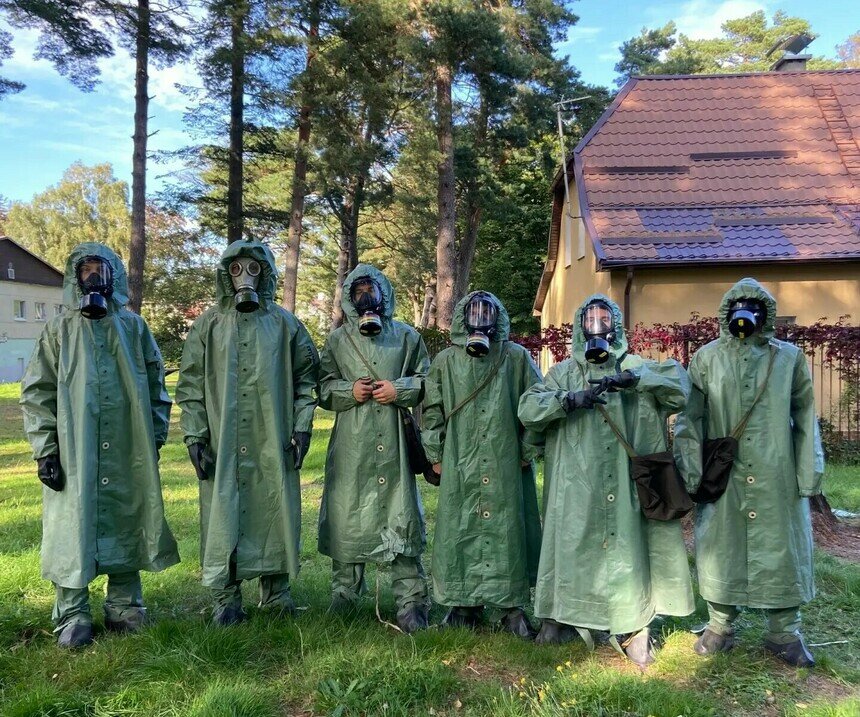 За первые три дня смены мальчики узнали, как быстро и правильно использовать средства индивидуальной защиты | Фото:  министерство образования Калининградской области