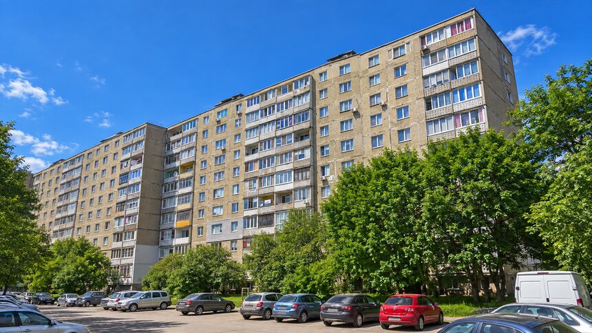 Несчастный случай произошёл в высотке на ул. Мариупольской  | Иллюстрация: Алиса Игонина / Midjourney