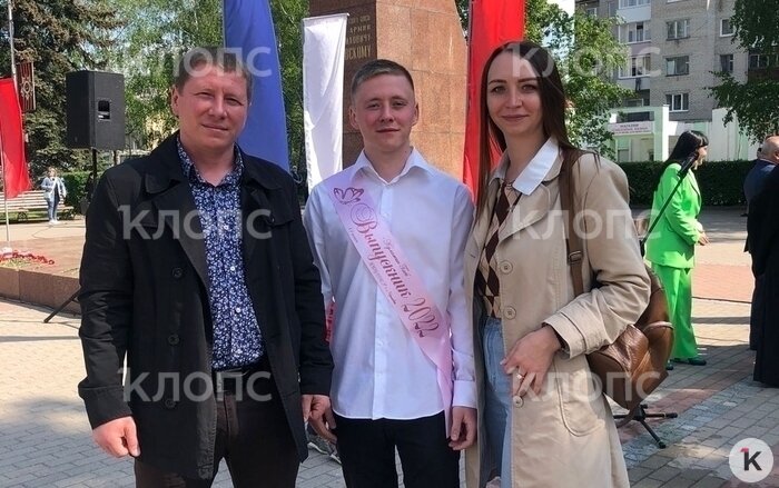 Глеб с мамой и отцом | Фото: архив семьи 
