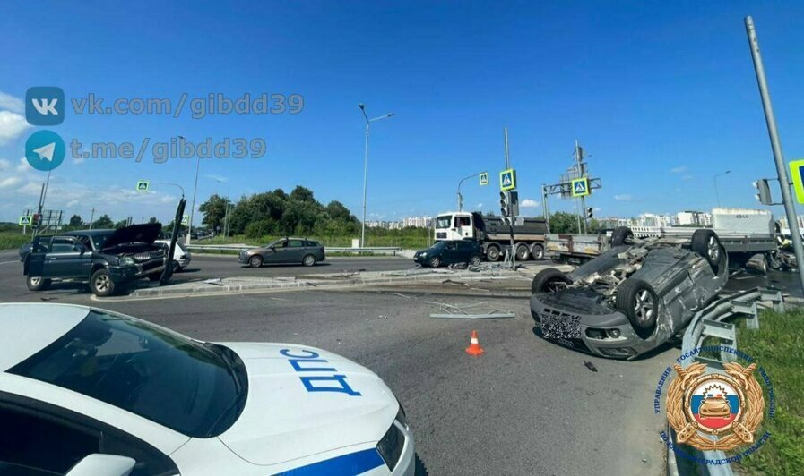 После аварии на Аллее Смелых, где грузовик снёс четыре машины, возбудили уголовное дело - Новости Калининграда | Фото: канал Госавтоинспекции Калининградской области / Телеграм