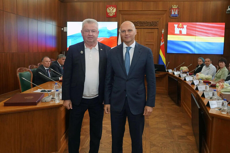 Губернатор Алексей Беспрозванных вручил жителям награды | Фото: правительство Калининградской области