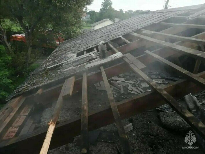 В Зеленоградском районе при тушении пожара спасатели обнаружили погибшего мужчину - Новости Калининграда | Фото: пресс-служба МЧС по Калининградской области