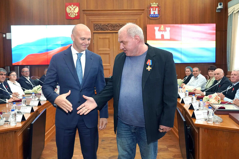 Губернатор Алексей Беспрозванных вручил жителям награды | Фото: правительство Калининградской области