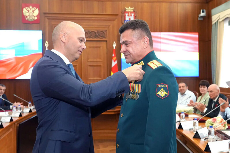 Губернатор Алексей Беспрозванных вручил жителям награды | Фото: правительство Калининградской области