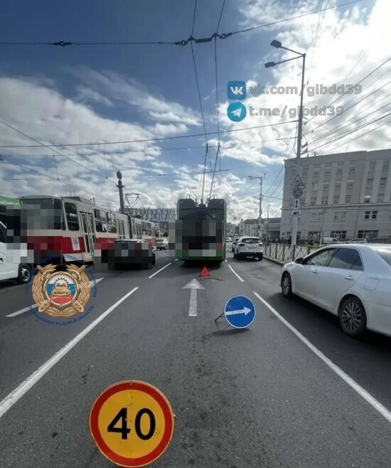 На площади Победы в резко затормозившем троллейбусе упала пенсионерка - Новости Калининграда | Фото: сообщество Госавтоинспекции Калининградской области / «ВКонтакте»
