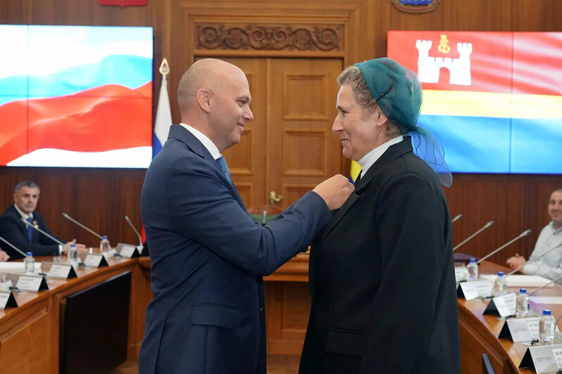 Губернатор Алексей Беспрозванных вручил жителям награды | Фото: правительство Калининградской области