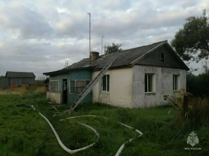 В Зеленоградском районе при тушении пожара спасатели обнаружили погибшего мужчину - Новости Калининграда | Фото: пресс-служба МЧС по Калининградской области