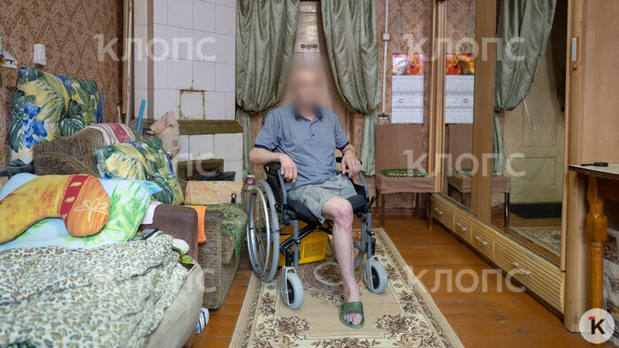 Мужчине выдали коляски, но выходить на улицу он не может — нет ни лифта, ни подъемника  | Фото: Александр Подгорчук / «Клопс»