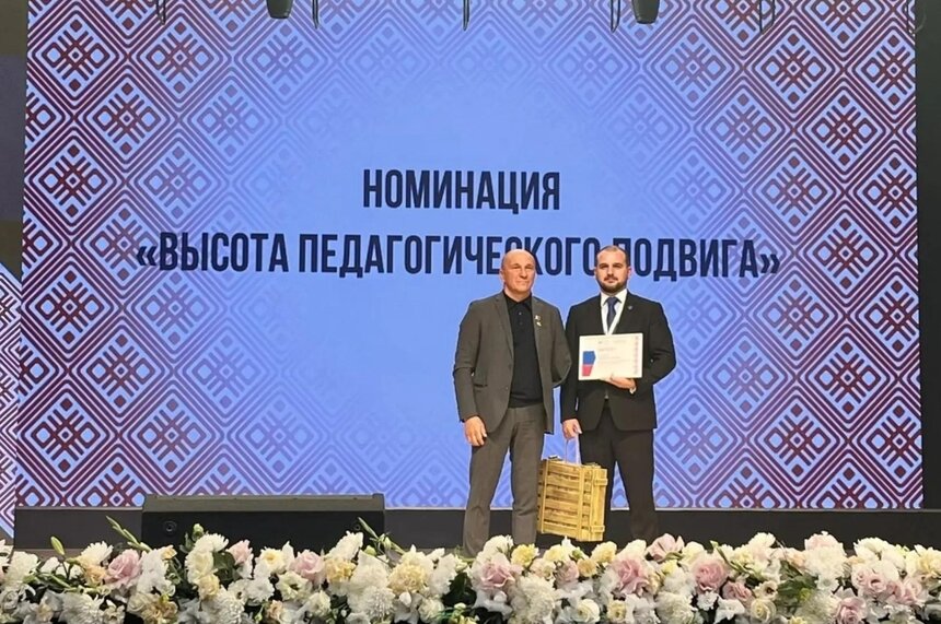 Сергей Денисов получил почетную награду | Фото: страница министерства образования Калининградской области в "ВКонтакте"