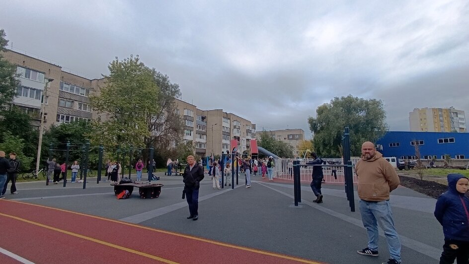 Можно позаниматься воркаутом и баскетболом. Рядом качели и городок с горкой и лазалками | Фото: «Клопс»