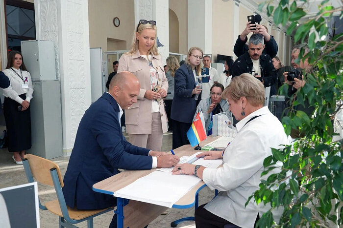 Алексей Беспрозванных пришёл на избирательный участок с женой Алисой  | Фото: правительство Калининградской области