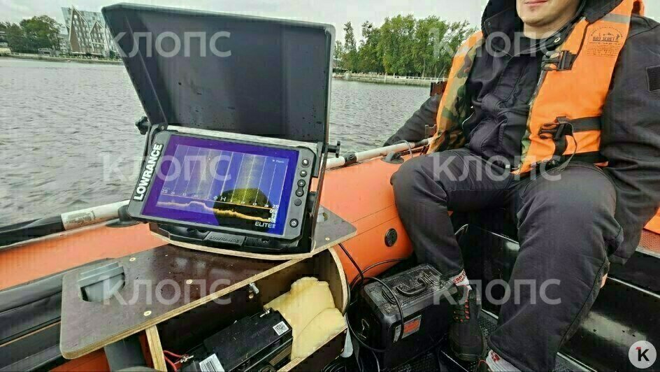 Для осмотра водоёма поисковикам любезно предоставили катамаран и катер | Фото: ПСО «Запад»