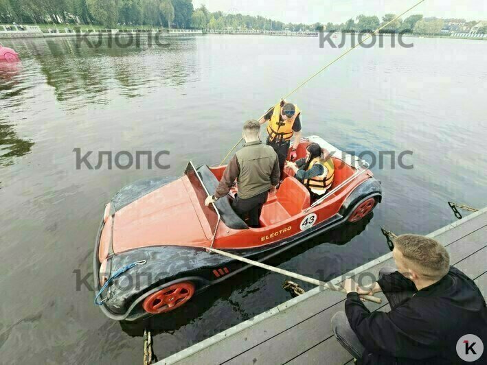 Для осмотра водоёма поисковикам любезно предоставили катамаран и катер | Фото: ПСО «Запад»