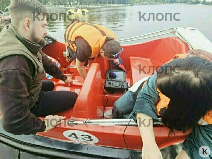 Для осмотра водоёма поисковикам любезно предоставили катамаран и катер | Фото: ПСО «Запад»