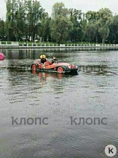 Для осмотра водоёма поисковикам любезно предоставили катамаран и катер | Фото: ПСО «Запад»