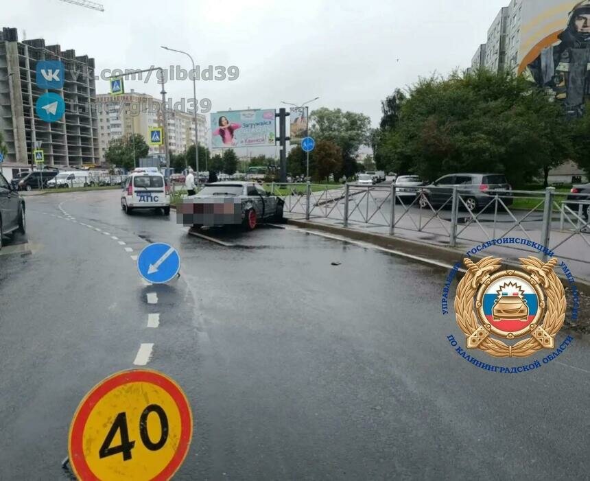 На Сельме легковушка влетела в отбойник на кольце возле библиотеки - Новости Калининграда | Фото: канал Госавтоинспекции Калининградской области / Макс