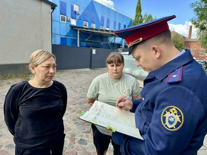 В Черняховске старый дом оставили без крыши из-за ремонта, который не кончается уже 9 месяцев: здание трещит по швам - Новости Калининграда | Фото: канал СУ СК РФ по Калининградской области / Макс