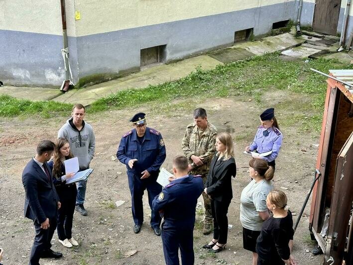 В Черняховске старый дом оставили без крыши из-за ремонта, который не кончается уже 9 месяцев: здание трещит по швам - Новости Калининграда | Фото: канал СУ СК РФ по Калининградской области / Макс