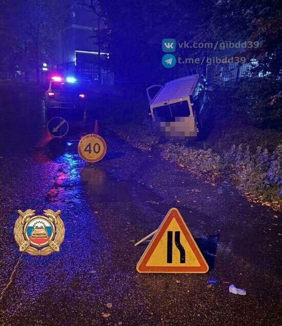 На Аллее Смелых пьяный водитель микроавтобуса вылетел с дороги и врезался в дерево - Новости Калининграда | Фото: канал Госавтоинспекции Калининградской области / Макс