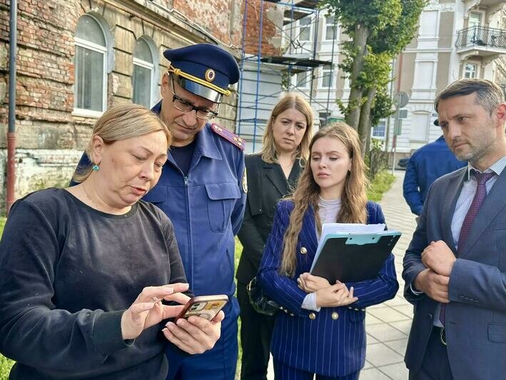 В Черняховске старый дом оставили без крыши из-за ремонта, который не кончается уже 9 месяцев: здание трещит по швам - Новости Калининграда | Фото: канал СУ СК РФ по Калининградской области / Макс