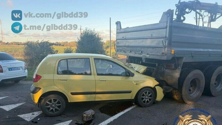 В Багратионовском районе пенсионер на Hyundai пошёл на запрещённый обгон и заехал под грузовик - Новости Калининграда | Фото: Госавтоинспекция Калининградской области