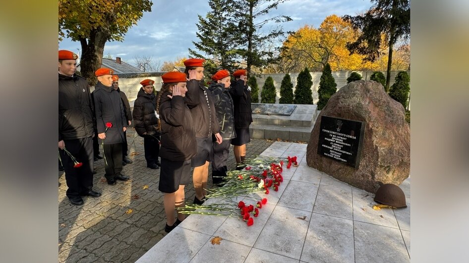 Акцию «Память – равнение на подвиг!» в День военного разведчика на братской могиле в пос. Взморье провели школьники МБОУ «СОШ №2» г. Светлого