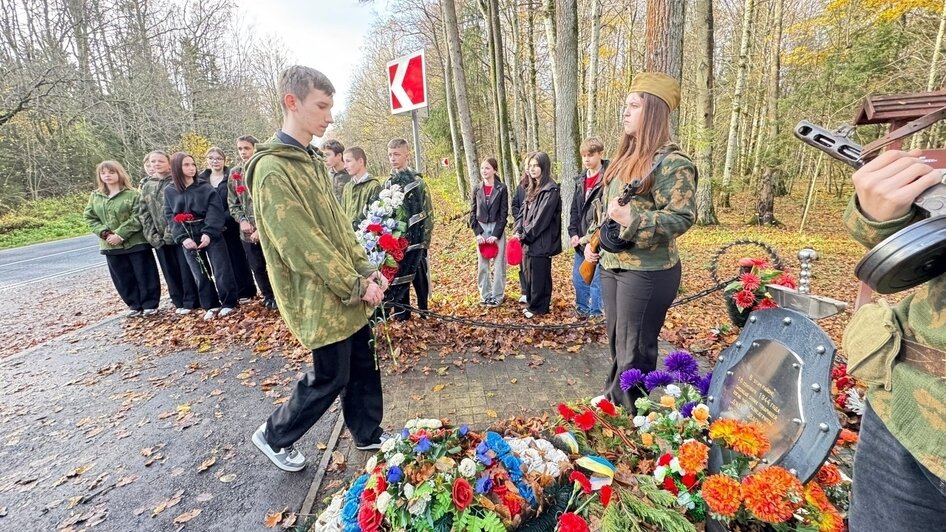 Акцию «Память – равнение на подвиг!» в День военного разведчика у памятника разведчику Зварика И.И. провели школьники МБОУ «Сосновская ООШ»