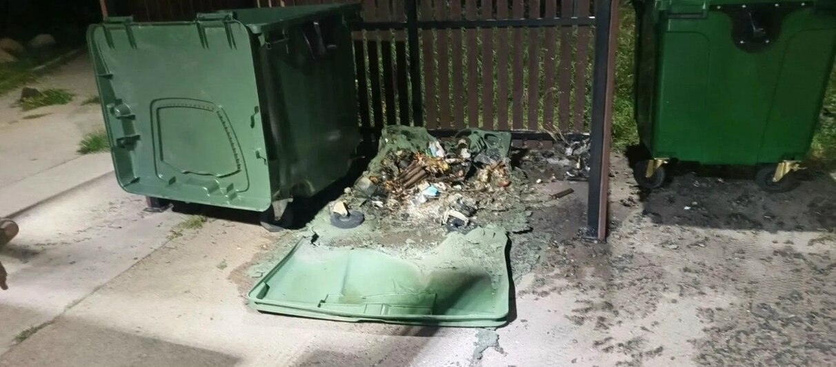 В Балтийске за неделю вандалы сожгли три мусорных контейнера: виновников ищут (фото) - Новости Калининграда | Фото: сообщество администрации Балтийского городского округа / «ВКонтакте»