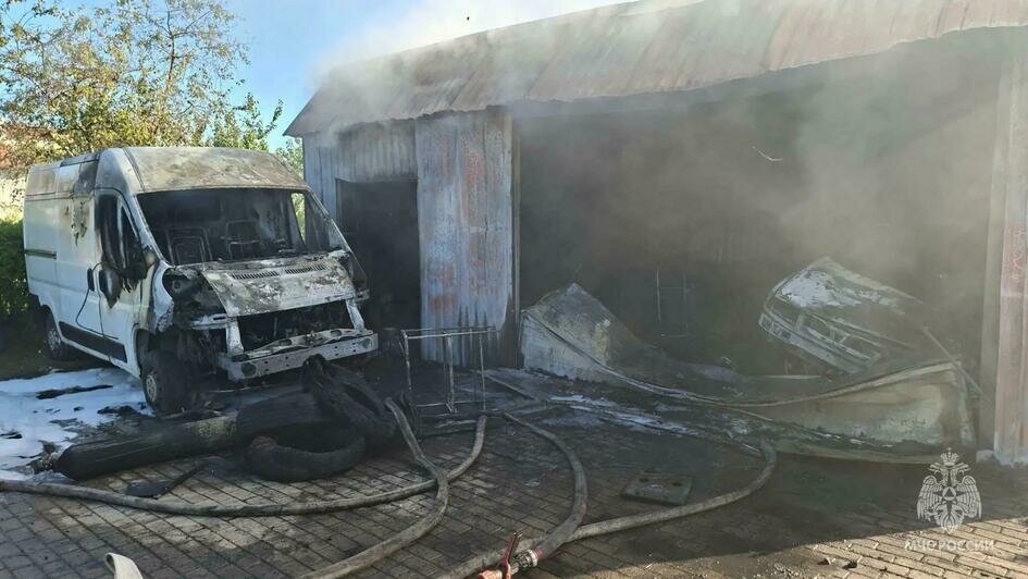 На въезде в Гурьевск, где днём заметили пожар, взорвался газовый баллон: хозяина дома госпитализировали - Новости Калининграда | Фото: канал управления МЧС России по Калининградской области / Макс