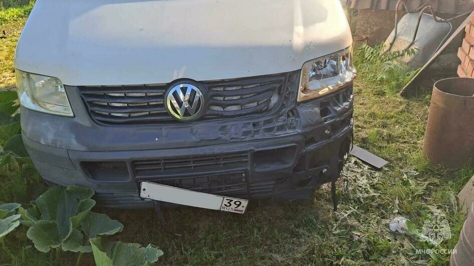 На въезде в Гурьевск, где днём заметили пожар, взорвался газовый баллон: хозяина дома госпитализировали - Новости Калининграда | Фото: канал управления МЧС России по Калининградской области / Макс