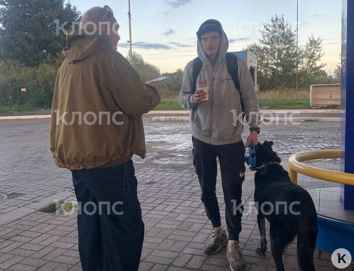 Парень с собакой живёт уединённо в лесополосе на окраине Калининграда | Фото: Геннадий Татаренко 
