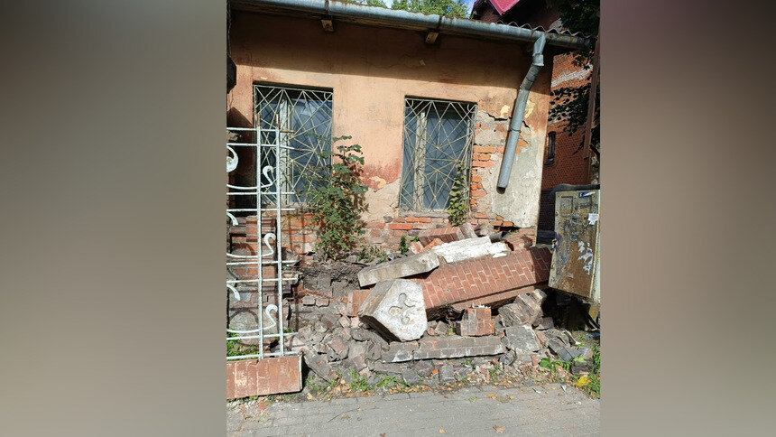 Лилия среди обломков: жители Гвардейска обеспокоены состоянием одной из городских достопримечательностей - Новости Калининграда | Фото: очевидец