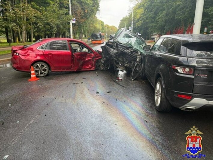 После аварии на Гвардейском проспекте, где столкнулись три легковушки, возбудили уголовное дело - Новости Калининграда | Фото: сообщество УМВД России по Калининградской области / «ВКонтакте»