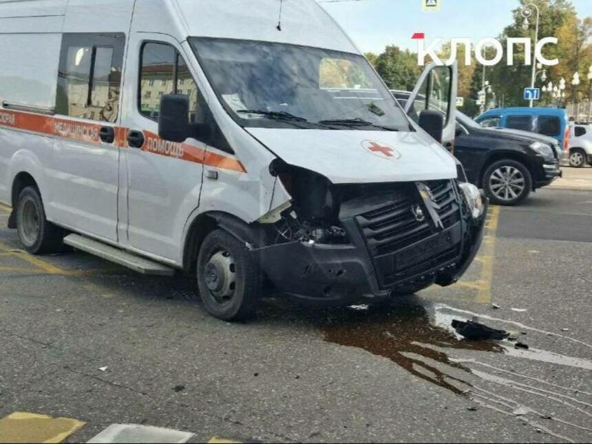 В скорой, попавшей в ДТП у мэрии Калининграда, ехал 10-летний ребёнок: минздрав рассказал о пострадавших - Новости Калининграда | Фото: очевидцы