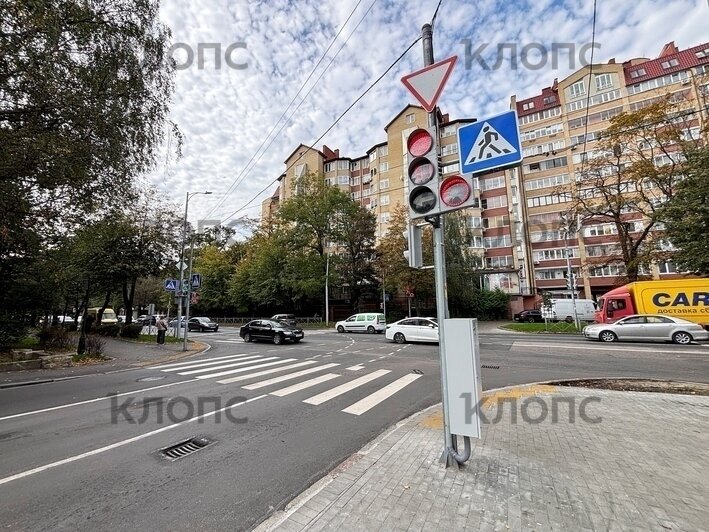 Боялись пробок, но пока всё путём: фоторепортаж с перекрёстка Дадаева и Невского, где заработал новый светофор - Новости Калининграда | Фото: Александр Подгорчук / «Клопс»