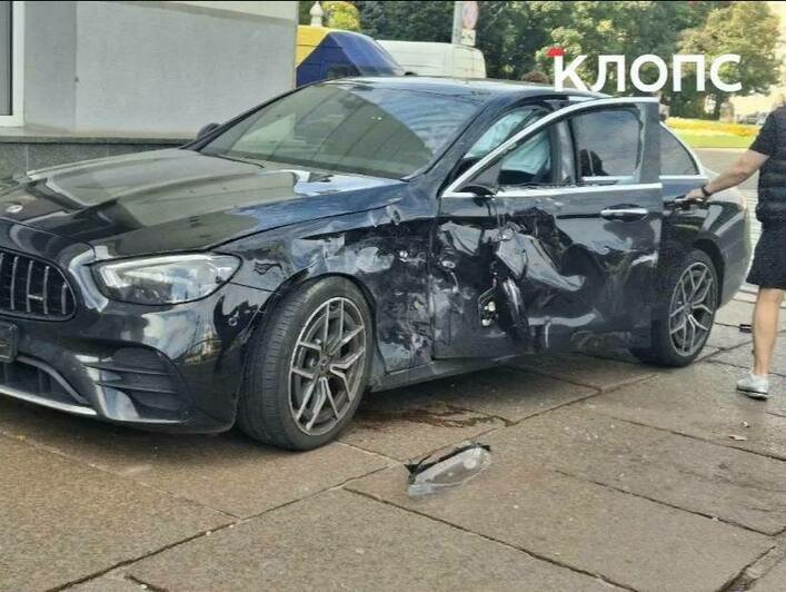 На площади Победы столкнулись скорая и легковушка: седан вынесло на тротуар к стенам мэрии (фото) - Новости Калининграда | Фото: очевидцы