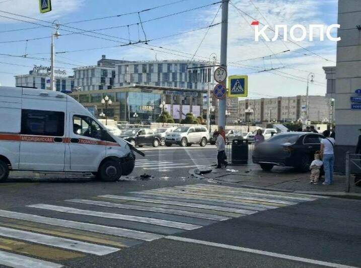 На площади Победы столкнулись скорая и легковушка: седан вынесло на тротуар к стенам мэрии (фото) - Новости Калининграда | Фото: очевидцы