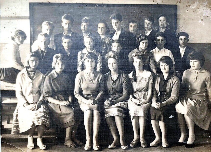 Первая школа открылась в далёком 1945 году, потом приняли учеников и другие | Фото: архив ЦСГИ