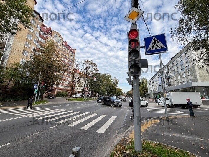 Боялись пробок, но пока всё путём: фоторепортаж с перекрёстка Дадаева и Невского, где заработал новый светофор - Новости Калининграда | Фото: Александр Подгорчук / «Клопс»