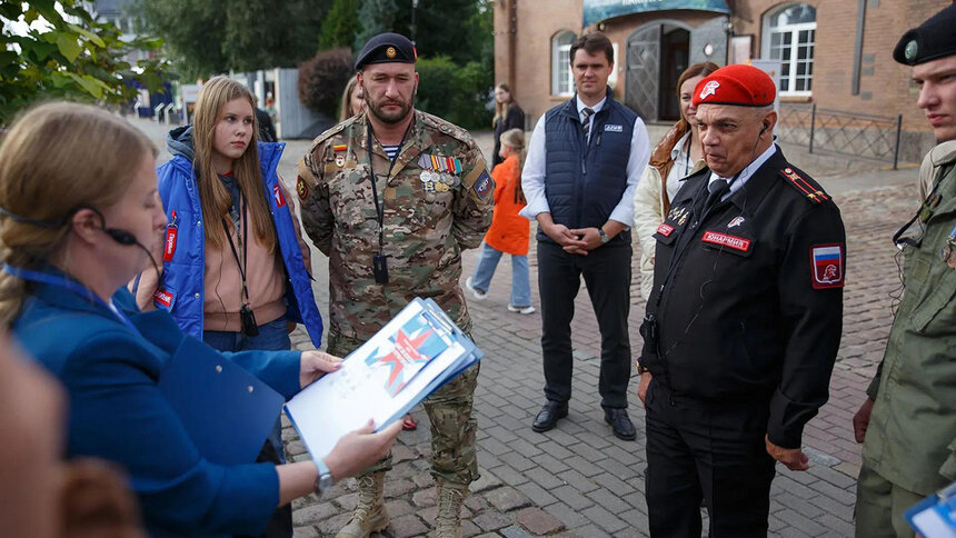 В день презентации проекта для юнармейцев, участников Движения Первых и воспитанников военно-морских учебных заведений провели урок мужества и квест «Путь Героя» | Фото: правительство Калининградской области